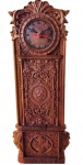 Belíssimo relógio em madeira entalhada para parede, todo elaborado a mão rico em detalhes , medindo