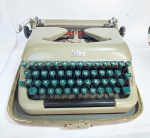 Antiga e linda Máquina de escrever Alemã - ERIKA - Modelo 10 - Acondicionada na Maleta de madeira or