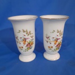 Gracioso par de vasos em porcelana real, decorados por flores e pássaros. Medindo: 18cm (um contém b
