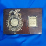 MONTEIRO SPORTS - Linda e antiga placa decorativa em bronze no tom ouro com dedicatória a José Mouti