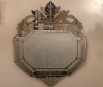 Lindíssimo espelho veneziano bisotado octogonal estilo império, lavrado e lapidado com flores,  arab