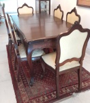 Mesa com 6 cadeiras de madeira nobre no estilo inglês, cadeiras estofadas em jacquard e tacheadas, b