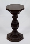 Coluna octagonal de vinhático.Altura: 84 cm.