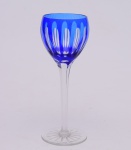 Taça para vinho em cristal europeu cor azul. Altura 20 cm