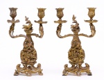 Par de candelabros de bronze para 2 velas. Altura: 33 cm.