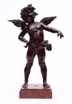 Escultura em metal representando o cupido com a base em mármore. Altura: 41 cm.