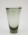 Vaso em cristal fumê dinamarquês HOMEGAARD GLASS. Designer PER LÜTKEN, modelo Thule Vase, criado em 1960. Assinado na base. Mínimo lascado no fundo. Altura 19 cm.