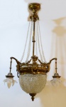 Lustre para 6 lâmpadas em bronze francês e cristal e 3 tulipas em vidro satiné. 1 tulipa no estado. Diâmetro: 70 cm Altura: 115 cm.