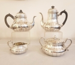 ROBERT GARRARD - Aparelho de chá com 4 peças em prata inglesa do período vitoriano. Marca da importante ourivesaria britânica ROBERT GARRARD. Contraste da cidade de Londres, ano 1864. Peso: 2.265 gr