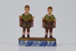 Imagem de São Cosme e Damião em madeira policromada. Bahia século XIX. Medidas: 8 cm x 3 cm (base). Altura: 8,5 cm.