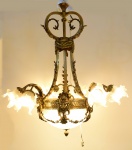 Lustre para 9 lâmpadas em bronze francês com bojo e 8 tulipas em vidro satiné. Diâmetro: 80 cm. Altura: 95 cm.