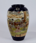 Vaso em porcelana japonesa Satsuma policromado. Bordas na cor azul cobalto e rico trabalho de pintura de cenas orientais. Altura: 32 cm.