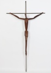 Crucifixo de design modernista em madeira nobre em cruz de metal. Apresenta colagem nos pés. Medidas da cruz: 67 cm x 37 cm.