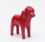 ARTE POPULAR - Escultura em barro pintado na cor vermelha representando Boi - Sem assinatura. Apresenta sinal de colagem nas 2 patas traseiras. Altura: 12,5 cm.