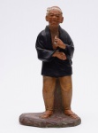 Escultura em terracota representando figura de ancião japonês fumando cachimbo. Falta pedaço do cachimbo. Altura: 33 cm.