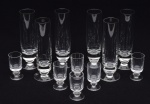 Conjunto de doze taças em cristal europeu, sendo seis fluits (18 cm) e seis para licor (8 cm).