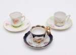 Três xícaras para café com pires em porcelana europeia, sendo duas francesas de Limoges na tonalidade branca com flores e uma sem marcas em porcelana branca e azul cobalto com detalhes em flores e ouro (sinais desgaste no ouro).