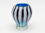 Lindo vaso em vidro de murano, anos 50, listrado. Linhas disformes, interior na cor azul e exterior em preto e branco. Altura: 20 cm,.