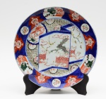 Medalhão de porcelana japonesa Imari século XIX. Parte posterior com desenhos em azul. Diâmetro: 40 cm.