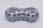 Caixa oval em porcelana oriental,decorada com flores e figuras de Fênix. Medidas: 22 cm x 10 cm. Altura: 8 cm.