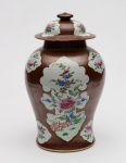 Pote em porcelana chinesa de exportação, Cia das Indias, decoração chocolate com reservas de flores dinastia Qing reinado jiqong (1796-1820). Peça apresenta restauros diversos. Altura: 37 cm.