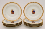 Conjunto de doze pratos fundos em porcelana francesa de Limoges do século XIX. Bordas em ouro apresentando ao centro brasão não identificado. Diâmetro: 22 cm.