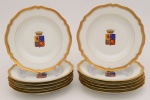 Conjunto de doze pratos fundos em porcelana francesa de Limoges do século XIX. Bordas em ouro apresentando ao centro brasão não identificado. Diâmetro: 25 cm.