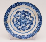 Prato em porcelana oriental na tonalidade azul e branco. Restaurado. Diâmetro: 32 cm.