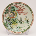 Prato em porcelana chinesa século XVIII-XIX. Apresenta bicado na borda. Diâmetro: 33 cm.