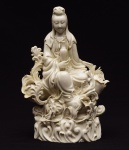 Escultura em porcelana oriental representando figura de divindade. Apresenta restauros. Medidas: cm. Altura: 27 cm.