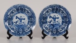 Par de pratos de parede em porcelana oriental na tonalidade azul e branco. Diâmetro: 16 cm.