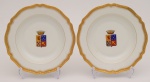 Par de pratos fundos em porcelana francesa de Limoges do século XIX. Bordas em ouro apresentando ao centro brasão não identificado. Diâmetro: 22 cm.