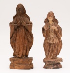 2 imagens antigas em madeira, no estado, com vestígios de policromia. Santa Luzia (falta o braço) medindo cm e Nossa Senhora das Dores medindo cm. Brasil, século XIX.
