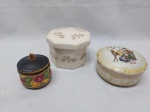 Lote de 3 caixas decorativos em porcelana. Medindo o maior facetado 13cm x 10,5cm de altura.