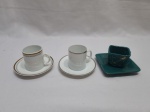 Jogo de 3 xícaras de café em porcelana para coleção.