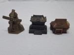 Lote de 3 miniaturas em metal para decoração, sendo 1 moinho, 1 pagode e 1 casa. Medindo o maior 7cm de altura.