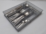 Parte de faqueiro com 38 peças em aço Funcional inox. Composto de 5 garfos de mesa, 5 facas de mesa, 5 colheres de sopa, 6 garfos de sobremesa, 6 facas de sobremesa, 6 colheres de sobremesa, 2 colheres de chá, 1 colher de café e par de servir salada.