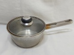 Panela com tampa de vidro e alça em aço inox Tramontina. Medindo 18cm x 9cm de altura.