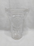 Lindo vaso floreira em cristal ricamente trabalhado. Medindo 17cm de boca x 24,5cm de altura.