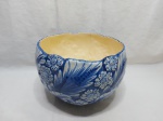 Centro de mesa, fruteira em porcelana Luis Salvador com pintura azul e branca. Medindo 26cm de boca x 19cm de altura. Com craquelados.