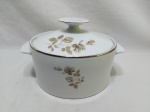 Sopeira redonda com 2 alças e tampa em porcelana Renner Medaillon floral com friso prata. Medindo 21cm x 10cm de altura.