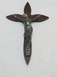 Crucifixo em madeira com imagem de cristo em metal prateado. Medindo 27,5cm x 17,5cm.