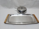 Bandeja retangular e farinheira em aço inox. Medindo a bandeja 36,5cm x 16,5cm.