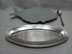 Travessa oval de peixe em aço inox, travessa na forma de peixe em porcelana Saler, colher de servir em aço inox. Medindo a travessa na forma de peixe 50cm x 28cm.