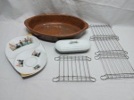 Lote composto de travessa oval em cerâmica, petisqueira em porcelana, etc. Medindo a travessa 42cm x 26cm x 7cm de altura.