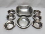 Lote composto de travessa quadrada, bowl e 6 cumbucas em aço inox. Medindo a travessa 23,5cm x 23,5cm x 6,5cm de altura.