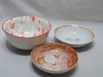 Lote de 2 cumbucas e 1 bowl em porcelana. Medindo o bowl 16cm x 7,5cm de altura.