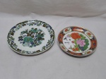 Lote de 2 pratos decorativos em porcelana. Medindo o maior 19cm de diâmetro.