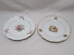 Lote de 2 pratos decorativos em porcelana. Medindo o maior 19cm de diâmetro. Leve fio de cabelo.