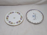 Lote de 2 pratos decorativos em porcelana. Medindo o maior 19,5cm de diâmetro.